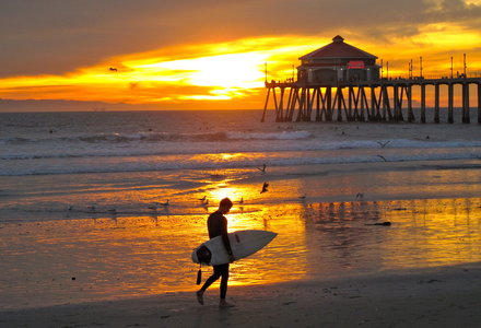 Santa_Monica_Surfing_at_sunrise