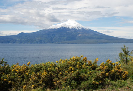 Vulkaan_Osorno_en_Todos_los_Santos_meer